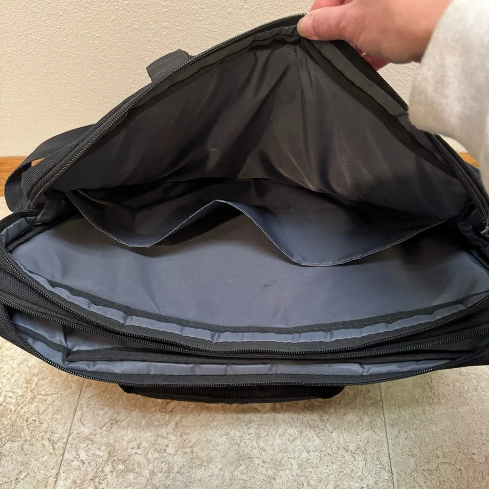 Swiss Gear Anthem 17” Laptop Slim Carrying Case Bag